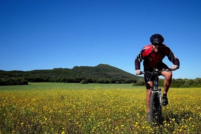 hombre montando en bicicleta.jpg